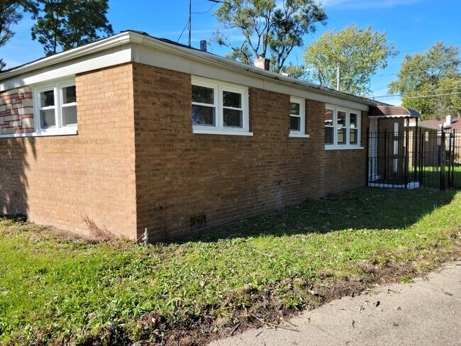 Building Photo - 900 W Vermont St