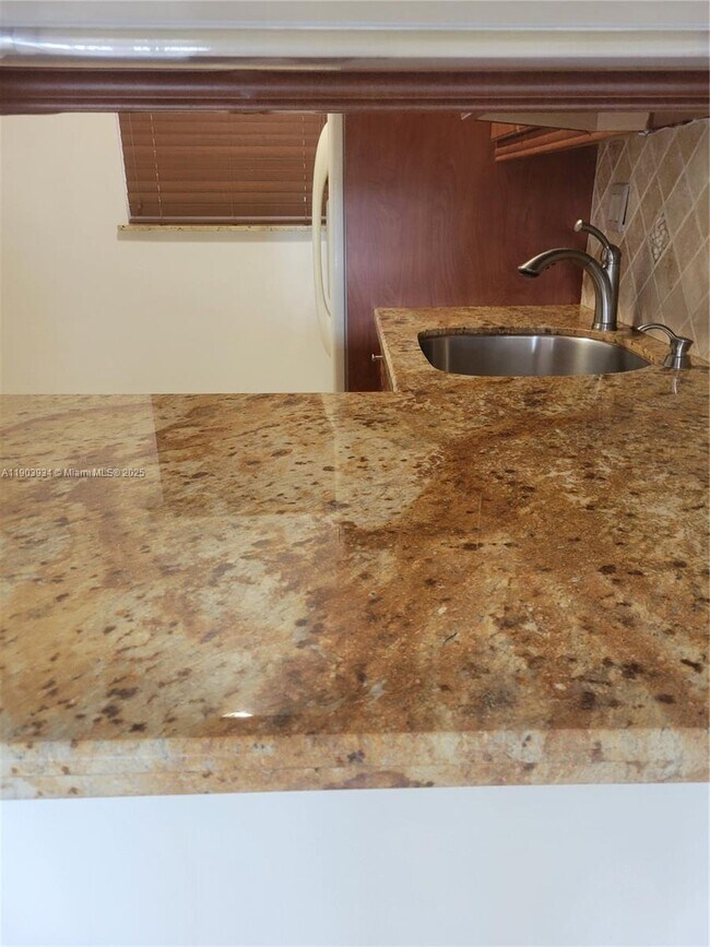 Foto del edificio - 120 Royal Palm Rd