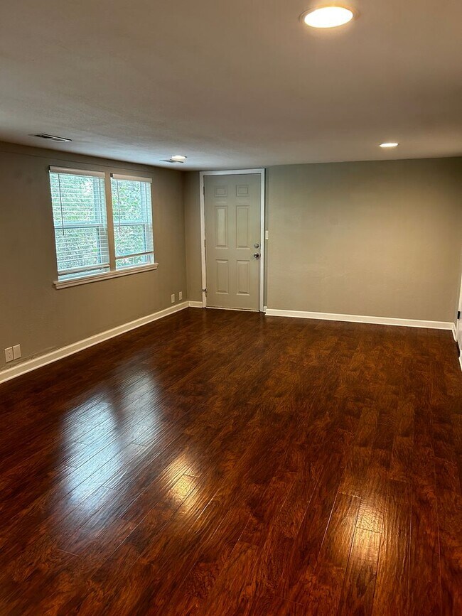 Building Photo - 4 Bedroom 3.5 Bathroom Home