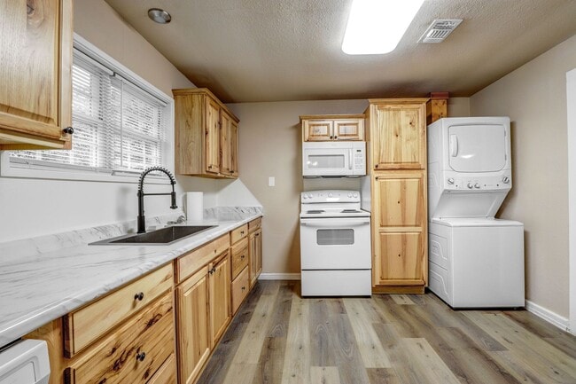 Building Photo - 3 Bedroom 1 Bath House in Wake Village, TX!