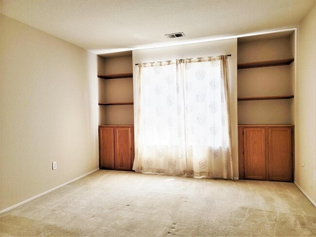 Building Photo - 1615 Parkview Green Cir