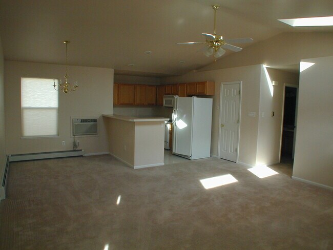 Building Photo - House For Lease