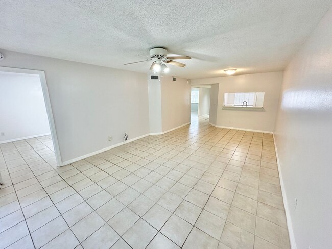 Building Photo - ** VILLAGES AT EMERALD LAKES ** 2 BED / 2 ...