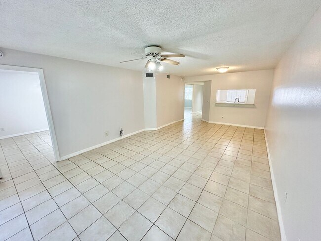 Foto del edificio - ** VILLAGES AT EMERALD LAKES ** 2 BED / 2 ...