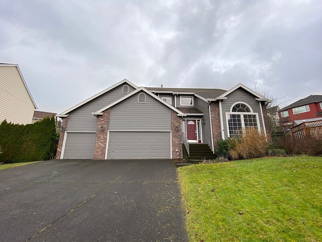 Primary Photo - Great NW Home with Fenced Yard, Large Gara...