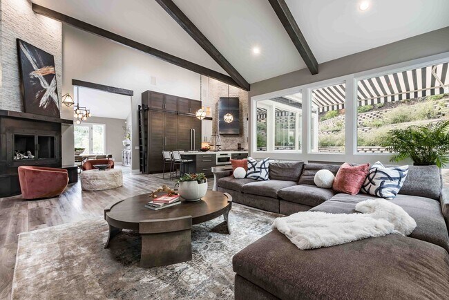 Foto del edificio - Stunning 4-Bedroom, 4-Bathroom Luxury Home...