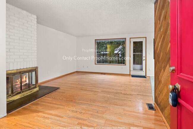 Building Photo - Ranch Style Home on Quiet Lake Grove Cul-d...