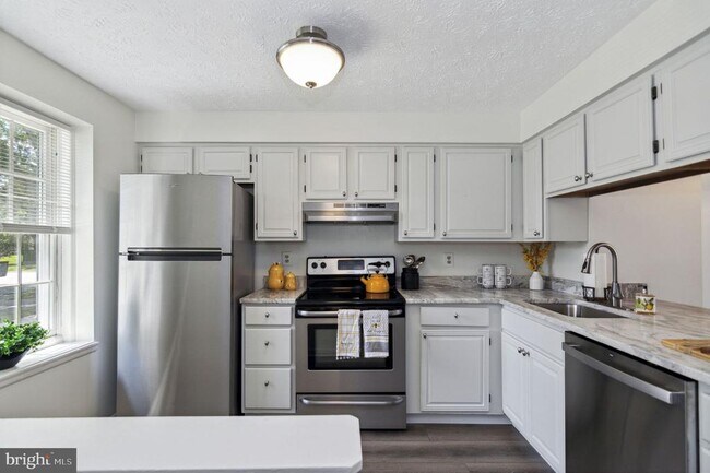 Building Photo - 8550 Blue Rock Ln