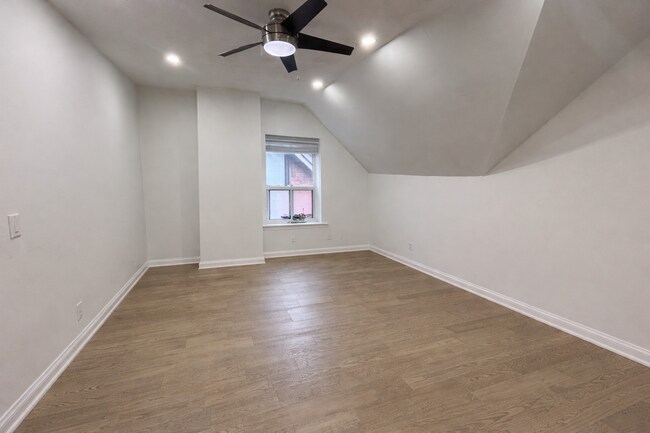 Building Photo - 101-103 Spadina Rd