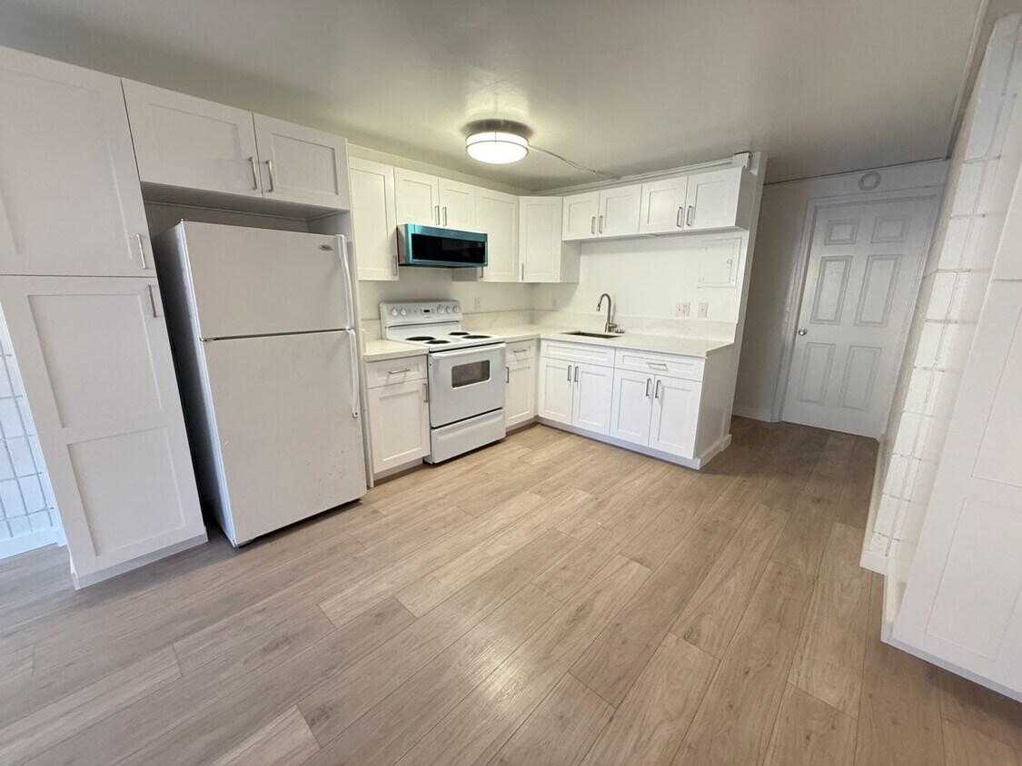 Sunset Lakeview 2 bedroom 1 bath with 1 assigned parking stall - Sunset Lakeview 2 bedroom 1 bath with 1 assigned parking stall