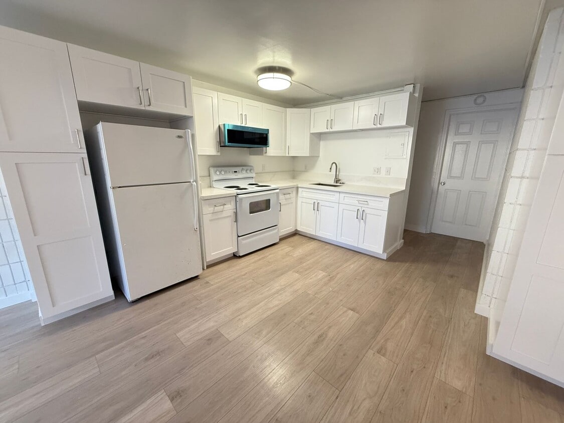 Foto principal - Sunset Lakeview 2 bedroom 1 bath with 1 assigned parking stall