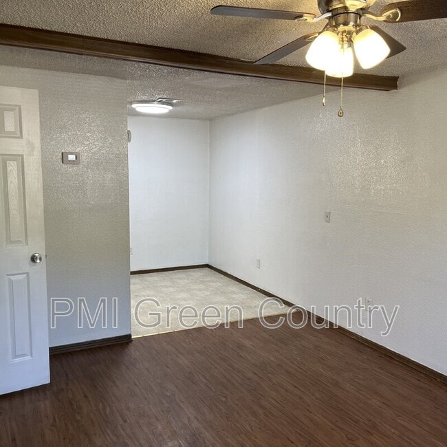 Building Photo - 404 E Redwood St