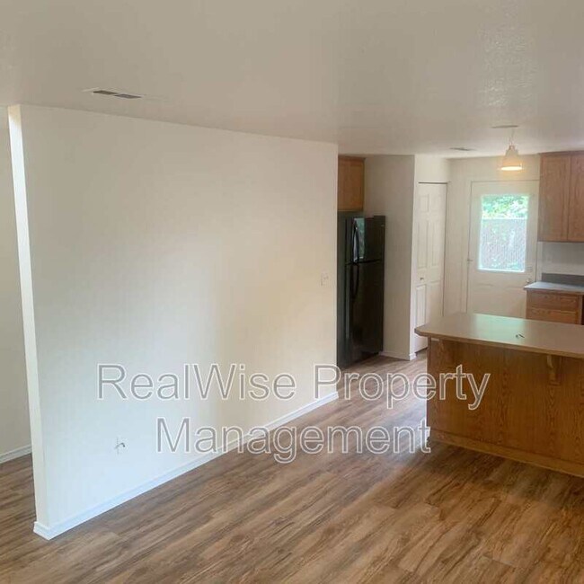 Building Photo - 210 3rd St