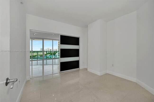 Foto del edificio - $4,400MONTHLY;19400 TURNBERRY WAY #932 AVE...