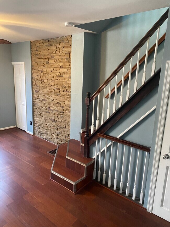 Building Photo - 858 Moyer St
