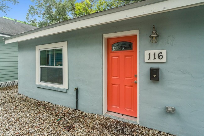 Building Photo - Newly Renovated 2 Bedroom House in Center ...