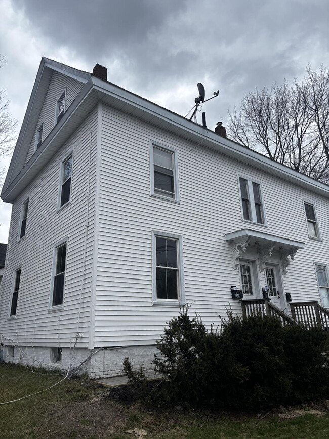 Building Photo - Bright, Updated 2-Bedroom Apartment in a Convenient Bath Location