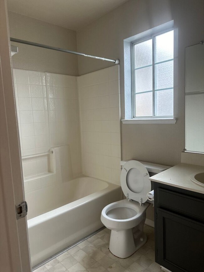 Foto del edificio - CHARMING 2 STORY HOME IN SUISUN CITY
