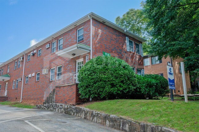 Foto del edificio - 954 St Charles Ave NE