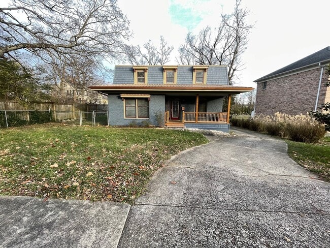 Building Photo - Charming 4 Bedroom Home in Downtown Shelbyville – Prime Location & Classic Comfort