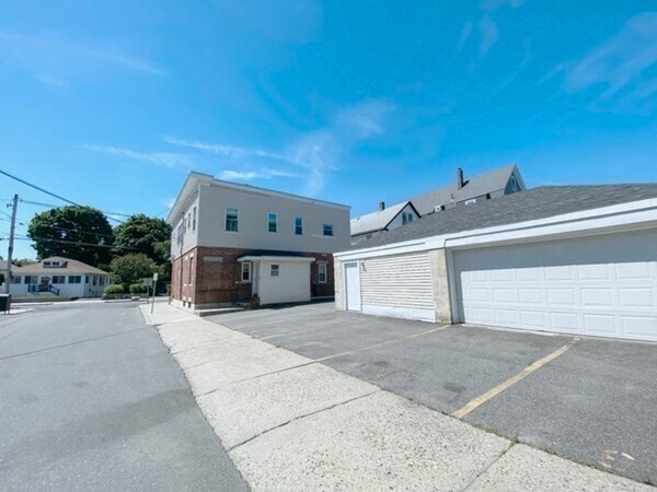 Building Photo - 499 Medford St
