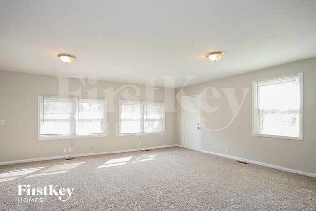 Building Photo - 6925 Bloomfield Dr E