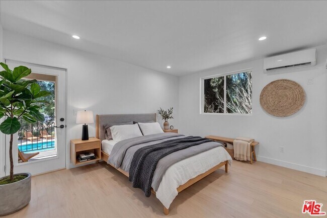 Foto del edificio - 6913 Encino Ave