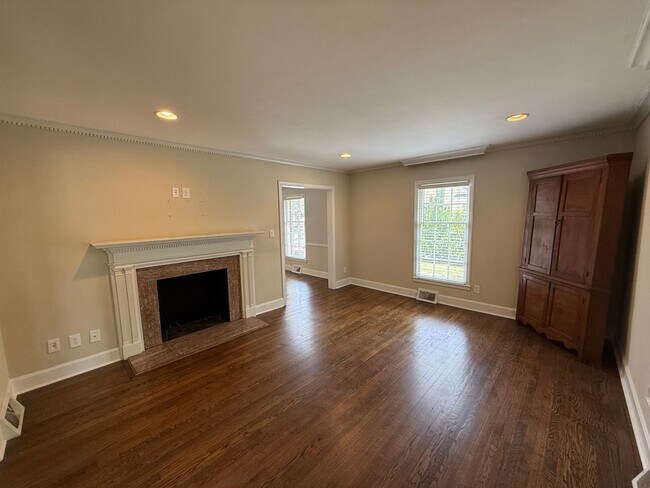 Building Photo - Myers Park 3 Bedrooms 2 Bathroom Duplex!