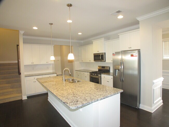 Foto del edificio - Beautiful Move In-Ready Townhome located i...
