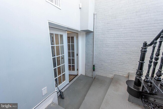 Building Photo - 1721 Linden Ave