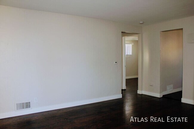 Building Photo - 2 Bed Apartment w/ Private Backyard!