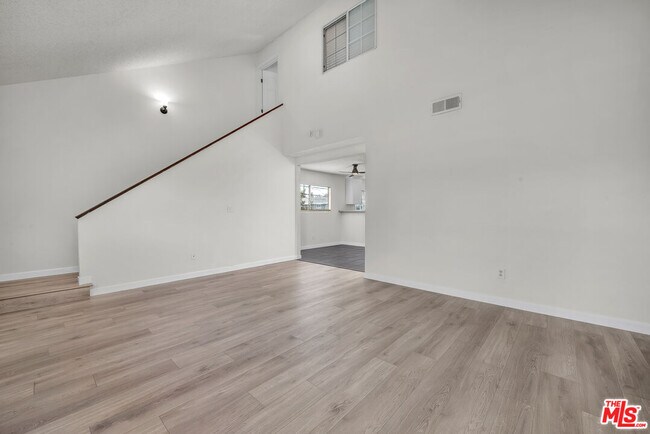 Foto del edificio - 7343 Comstock Ave