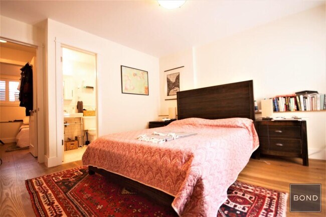 Foto del edificio - Stunning Triplex with finished basement an...