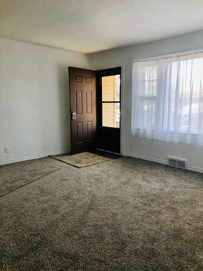 Building Photo - Loves Park 4 Bedroom