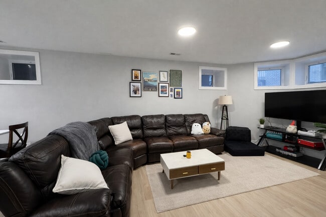 Foto del edificio - 1535 N Maplewood Ave