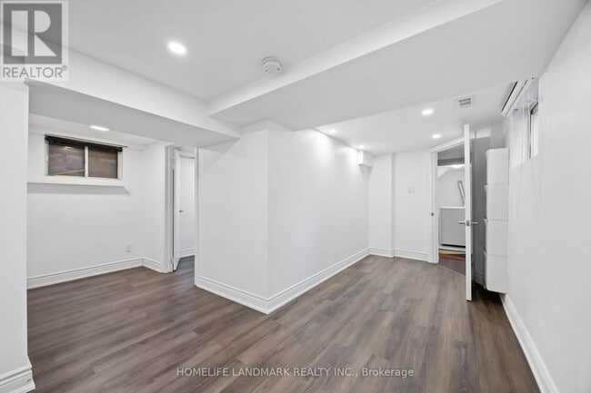 Building Photo - 160 Humewood Dr