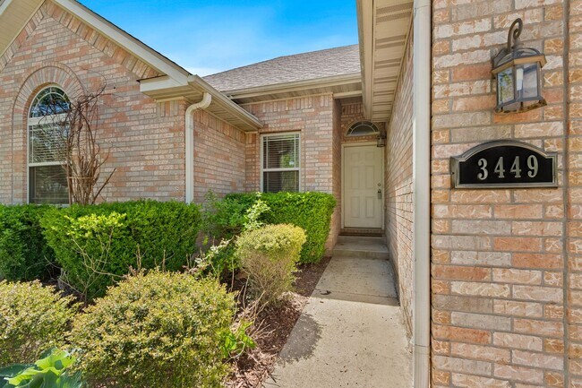 Foto del edificio - Come home to this gorgeous, light-filled home with an enormous and beautiful backyard!