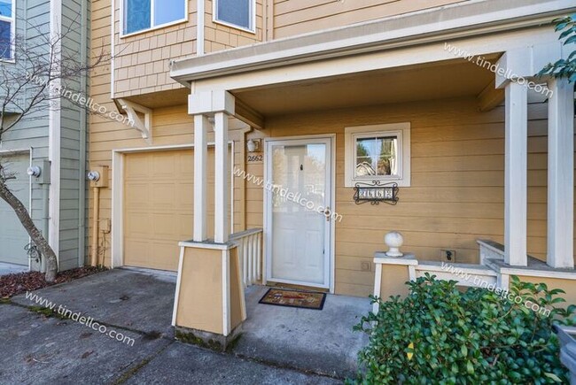 Building Photo - Spacious 2-Bedroom Townhouse with Dual Mas...