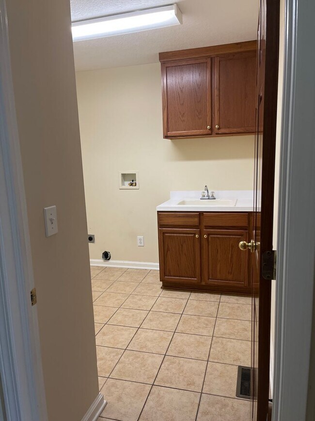 Foto del edificio - 492 Radcliff Dr