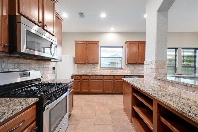 Building Photo - 2013 Santa barbara Ct