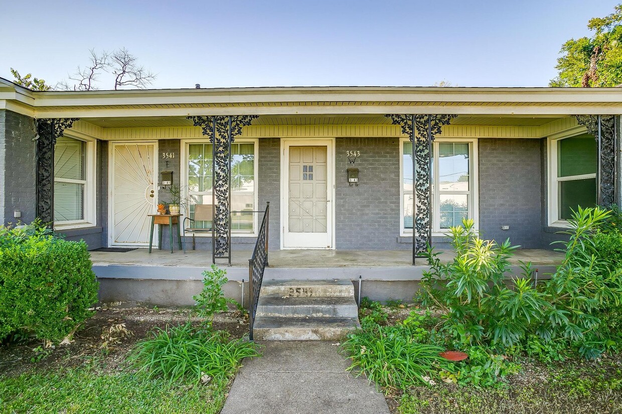 Building Photo - One Side of Great Duplex Near TCU- 2 Bed, ...