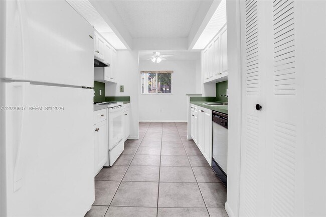 Building Photo - 900 SW 142nd Ave