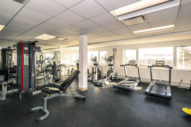 Foto del edificio - 830 Shore Rd