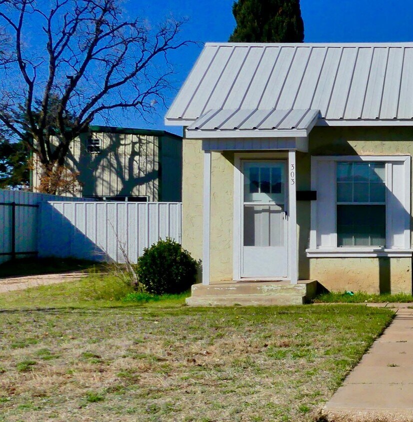 303 NW 1st St, Andrews, TX 79714 House Rental in Andrews, TX