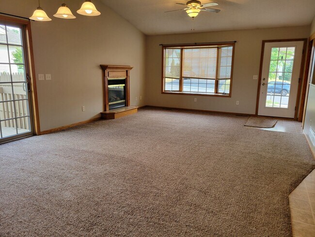 Building Photo - Spacious Twin Home