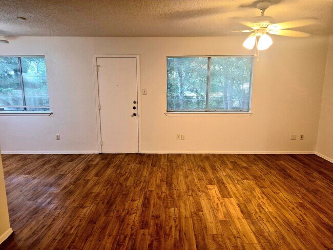 Foto del edificio - Charming South Austin Home with Huge Backyard & Mature Trees