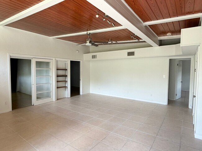 Foto del edificio - 1227 Country Club Dr