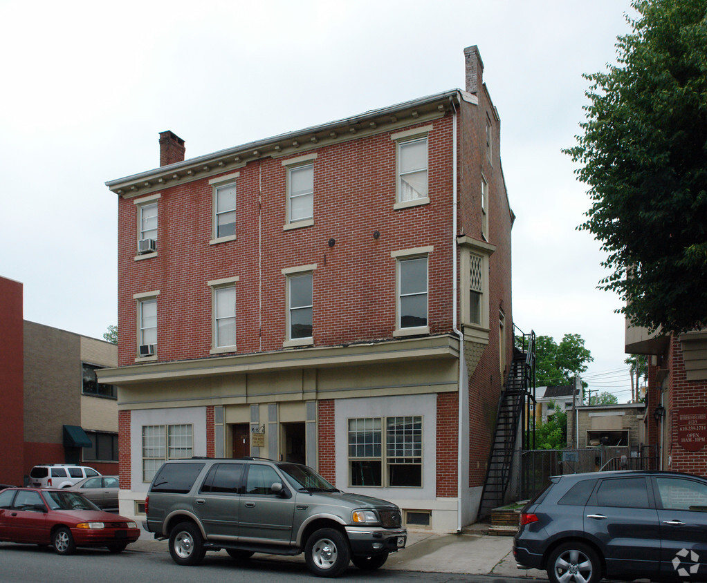Primary Photo - 613 Dekalb St