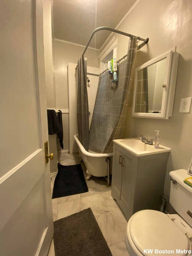 Building Photo - 451 Park Dr