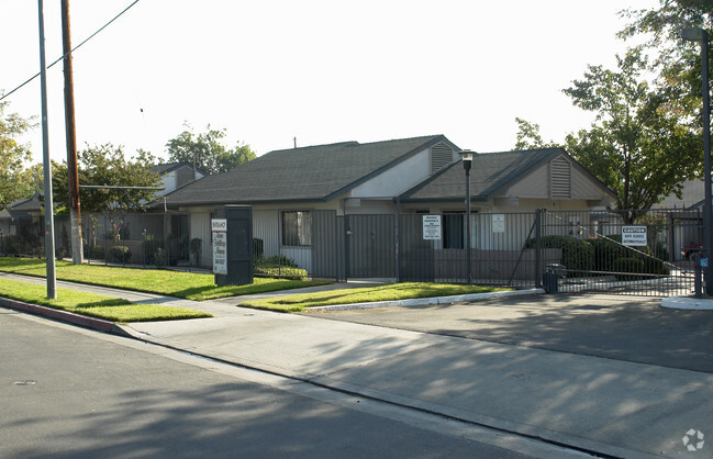 Foto del edificio - Mono Hilltop Manor Senior Apartments